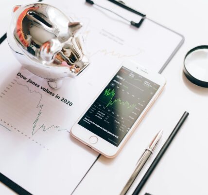 Jak zmiany stóp procentowych wpływają na raty kredytów hipotecznych