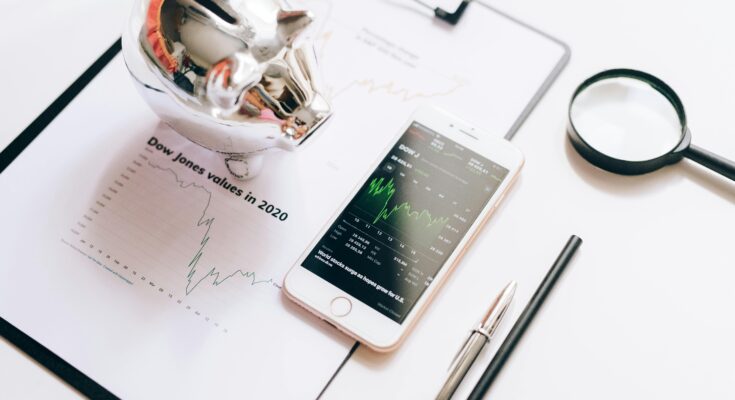 Jak zmiany stóp procentowych wpływają na raty kredytów hipotecznych