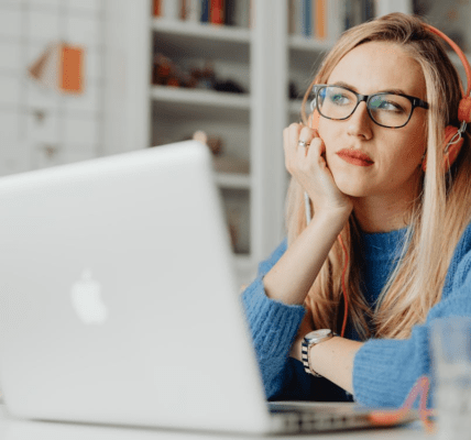 Praca zdalna przy komputerze – jakie umiejętności warto ogarnąć w 2026