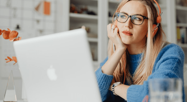 Praca zdalna przy komputerze – jakie umiejętności warto ogarnąć w 2026