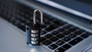 Replay attacks w blockchainach – kiedy ta sama transakcja działa w wielu sieciach