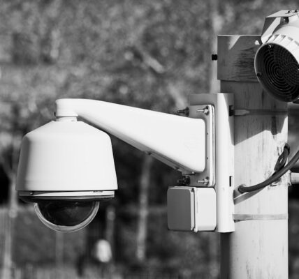 System rozpoznawania tablic rejestracyjnych i nowoczesne systemy parkingowe kamerowe – automatyzacja, która zmienia zarządzanie ruchem