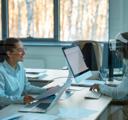 Rynek pracy za trzy lata. Co się zmieni i co zrobić zanim zmiany Cię wyprzedzą