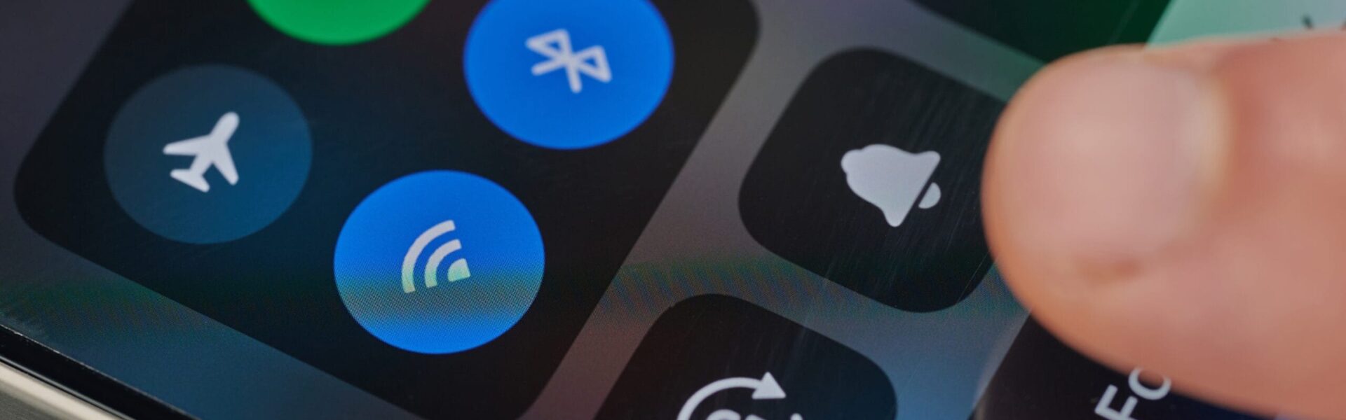 Ataki przez Wi-Fi i Bluetooth – jak zabezpieczyć Androida przed sniffingiem i MITM