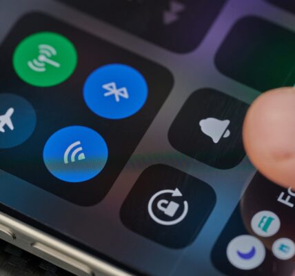 Ataki przez Wi-Fi i Bluetooth – jak zabezpieczyć Androida przed sniffingiem i MITM