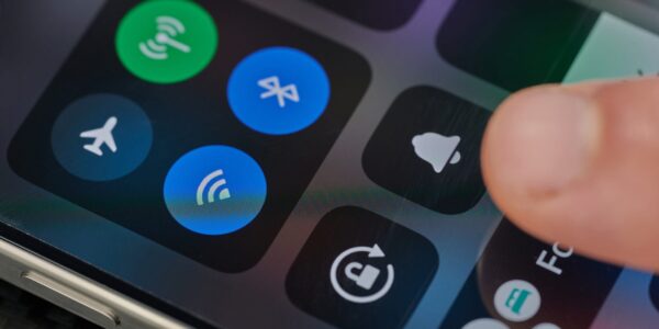 Ataki przez Wi-Fi i Bluetooth – jak zabezpieczyć Androida przed sniffingiem i MITM