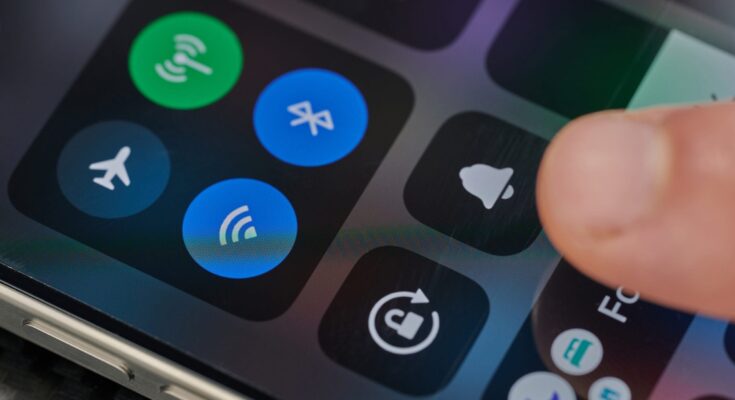 Ataki przez Wi-Fi i Bluetooth – jak zabezpieczyć Androida przed sniffingiem i MITM