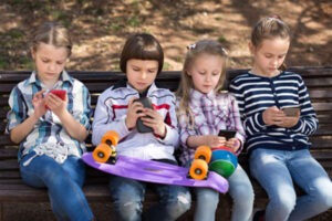 Gry online i czaty głosowe – jak chronić dziecko przed kontaktem z obcymi