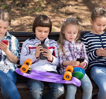 Gry online i czaty głosowe – jak chronić dziecko przed kontaktem z obcymi