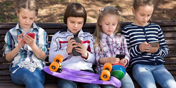Gry online i czaty głosowe – jak chronić dziecko przed kontaktem z obcymi