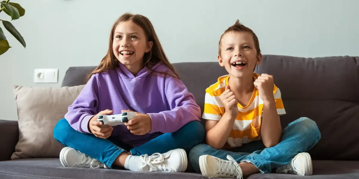 Gry online i czaty głosowe – jak obcy kontaktują się z dziećmi