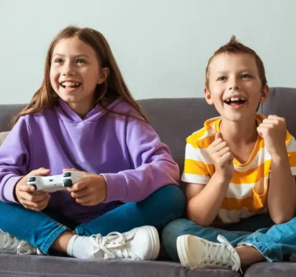 Gry online i czaty głosowe – jak obcy kontaktują się z dziećmi