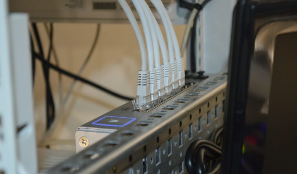 Jak działa routing losowy (randomized routing) i czy naprawdę zwiększa anonimowość