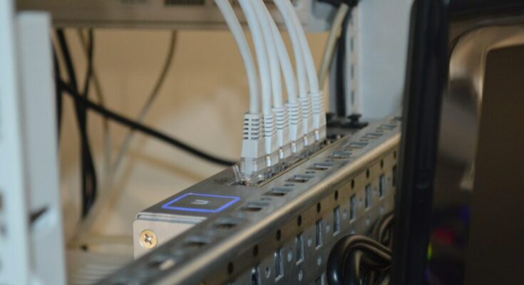 Jak działa routing losowy (randomized routing) i czy naprawdę zwiększa anonimowość