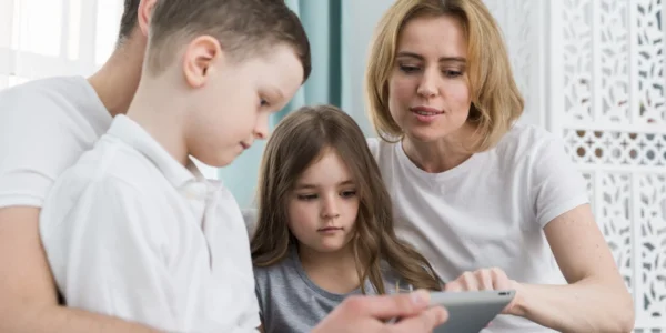 Jak ograniczyć czas ekranowy dziecka bez konfliktów