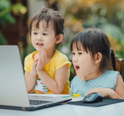 Kontrola rodzicielska w 2026 – jak naprawdę monitorować telefon dziecka bez naruszania prywatności