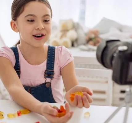 Live streamy i transmisje na żywo – jakie zagrożenia czyhają na dzieci