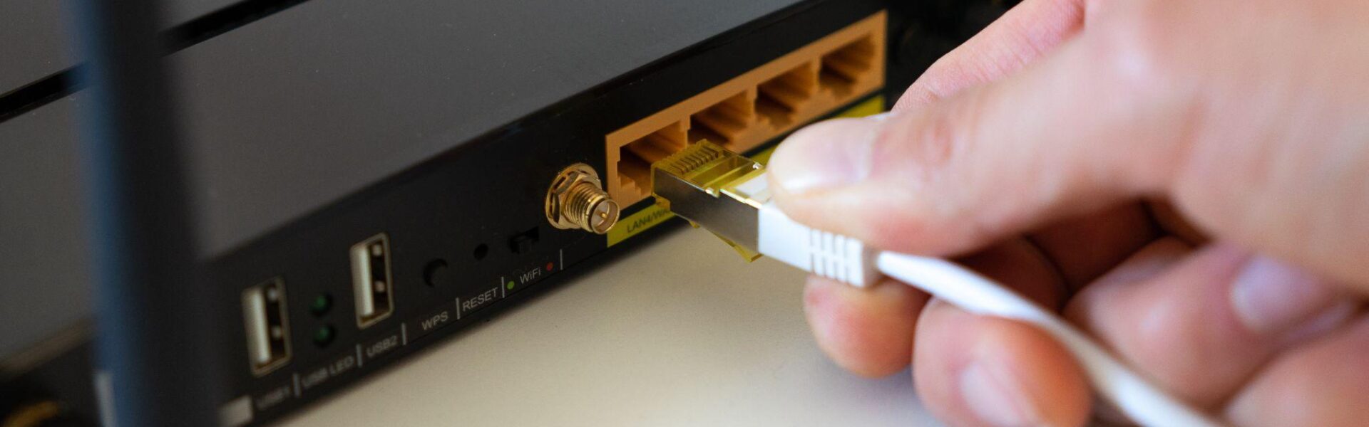 Niskie opóźnienia w sieci domowej – jak skonfigurować router pod strumieniowanie danych w 2026 roku?
