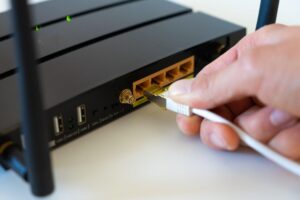 Niskie opóźnienia w sieci domowej – jak skonfigurować router pod strumieniowanie danych w 2026 roku?