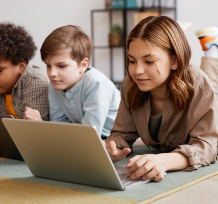 Prywatne grupy i zamknięte społeczności – czy są bezpieczne dla dzieci