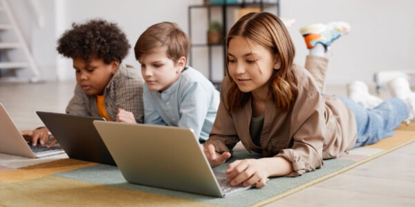 Prywatne grupy i zamknięte społeczności – czy są bezpieczne dla dzieci