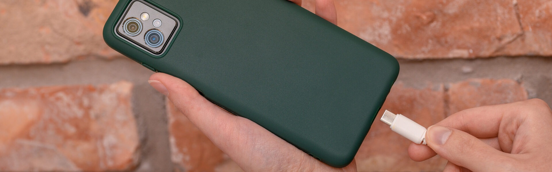 Telefon ładuje się tylko pod kątem lub po ruszeniu kabla – uszkodzony port czy coś innego