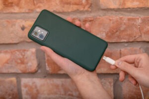 Telefon ładuje się tylko pod kątem lub po ruszeniu kabla – uszkodzony port czy coś innego