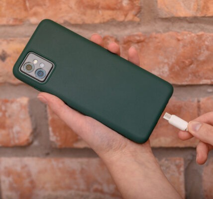 Telefon ładuje się tylko pod kątem lub po ruszeniu kabla – uszkodzony port czy coś innego