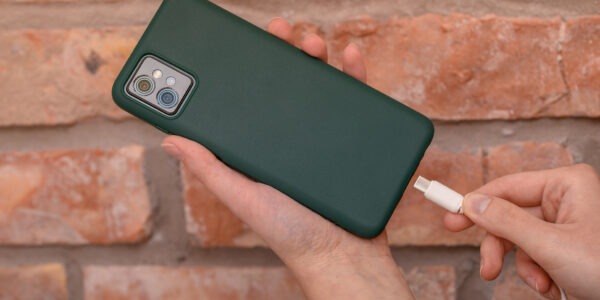 Telefon ładuje się tylko pod kątem lub po ruszeniu kabla – uszkodzony port czy coś innego