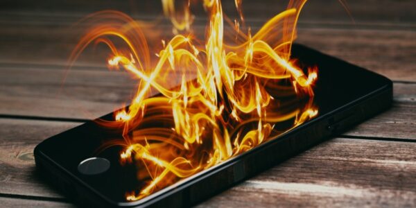 Telefon nagrzewa się podczas ładowania – czy to normalne i kiedy to problem