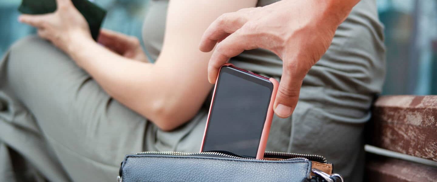 Telefon skradziony i wyłączony – jak go namierzyć i zabezpieczyć dane offline