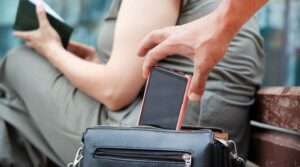 Telefon skradziony i wyłączony – jak go namierzyć i zabezpieczyć dane offline