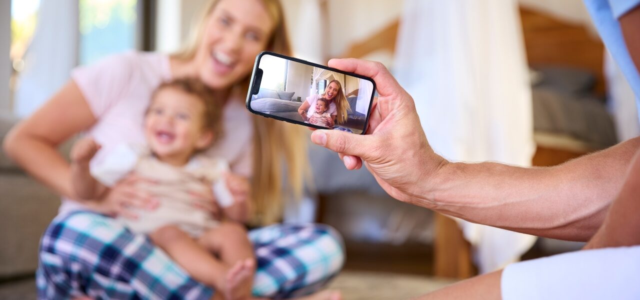 Udostępnianie zdjęć dzieci w internecie (sharenting) – jakie niesie zagrożenia