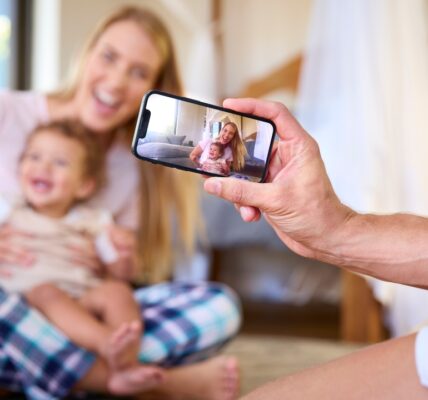 Udostępnianie zdjęć dzieci w internecie (sharenting) – jakie niesie zagrożenia