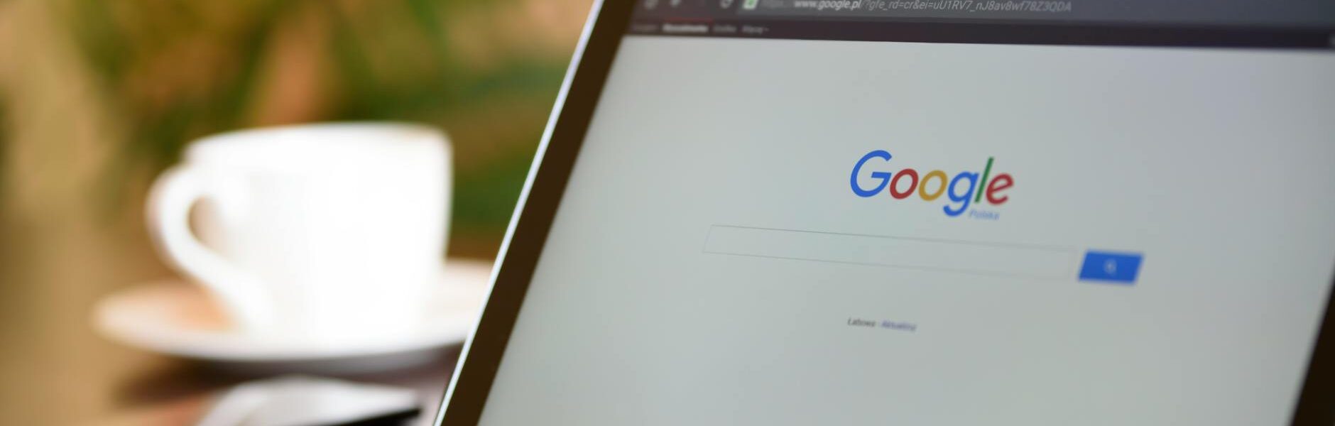 Tablet z otwartą wyszukiwarką Google jako symbol opinii Google i reputacji firmy w internecie.