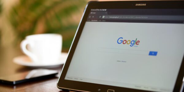 Tablet z otwartą wyszukiwarką Google jako symbol opinii Google i reputacji firmy w internecie.