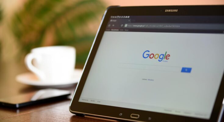 Tablet z otwartą wyszukiwarką Google jako symbol opinii Google i reputacji firmy w internecie.