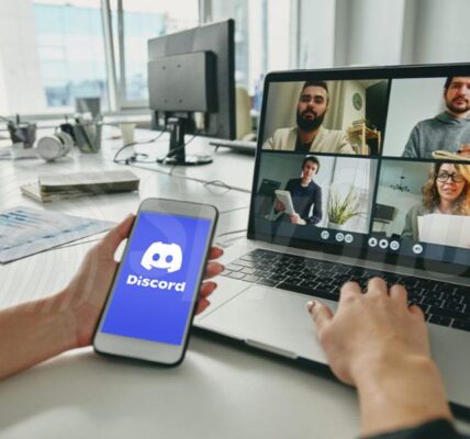 „Znajomy z gry” chce przenieść rozmowę na Discord lub Instagram – czy to bezpieczne?