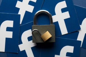Jak cyberprzestępcy przejmują konta Facebook bez hasła?