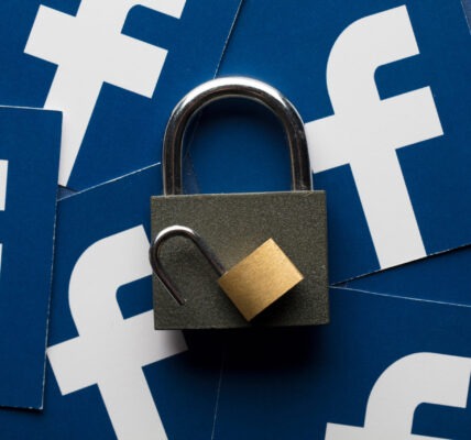 Jak cyberprzestępcy przejmują konta Facebook bez hasła?