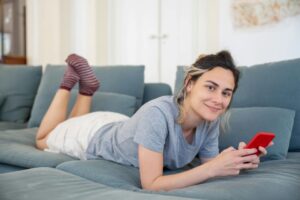 Jak bezpiecznie i skutecznie poznawać ludzi online: przewodnik po współczesnych randkach