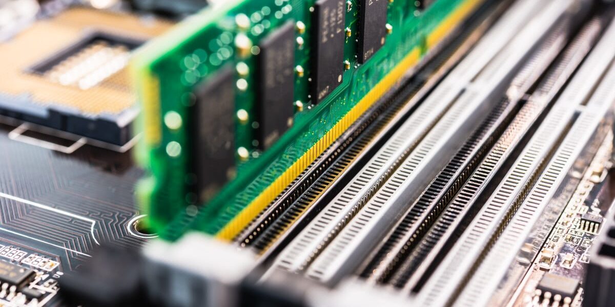 Mechanizm Virtual Memory w Windows 11 – dlaczego system korzysta z dysku, nawet gdy masz 64 GB RAM?