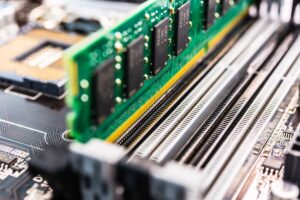 Mechanizm Virtual Memory w Windows 11 – dlaczego system korzysta z dysku, nawet gdy masz 64 GB RAM?