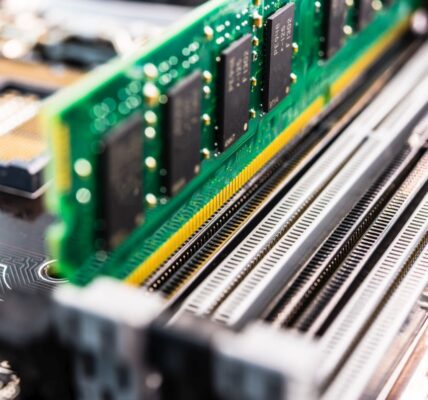 Mechanizm Virtual Memory w Windows 11 – dlaczego system korzysta z dysku, nawet gdy masz 64 GB RAM?