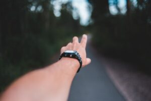Aktywnie na Podkarpaciu. Jak wybrać niezawodny zegarek sportowy na weekendowe wyprawy?