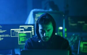 Initial Access Brokers w Darknecie – jak sprzedawany dostęp do firm staje się początkiem cyberataku