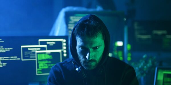 Initial Access Brokers w Darknecie – jak sprzedawany dostęp do firm staje się początkiem cyberataku