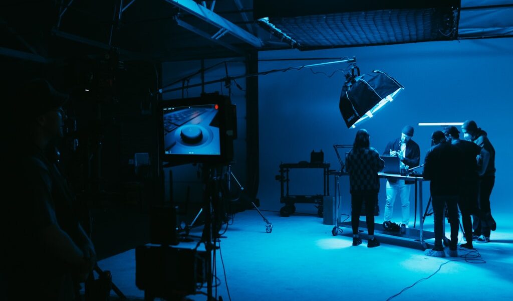 Wnętrze studia fotograficznego z lampami i softboxami przygotowane do sesji