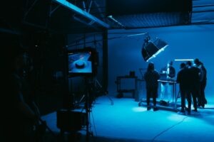 Wnętrze studia fotograficznego z lampami i softboxami przygotowane do sesji