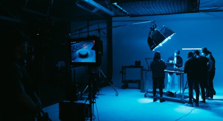 Wnętrze studia fotograficznego z lampami i softboxami przygotowane do sesji